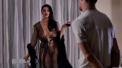 Slut Kira Queen cîranê xwe vexwendibû çayê û ew li ser maseya xwarinê kir