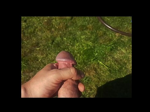 ❤️ Keçika germ di bexçeyek havînê de pisîka xwe ya pembe diqelişe û bi şuştinê dixe. Porno li porno ku.porn-impact.ru ❌️❤